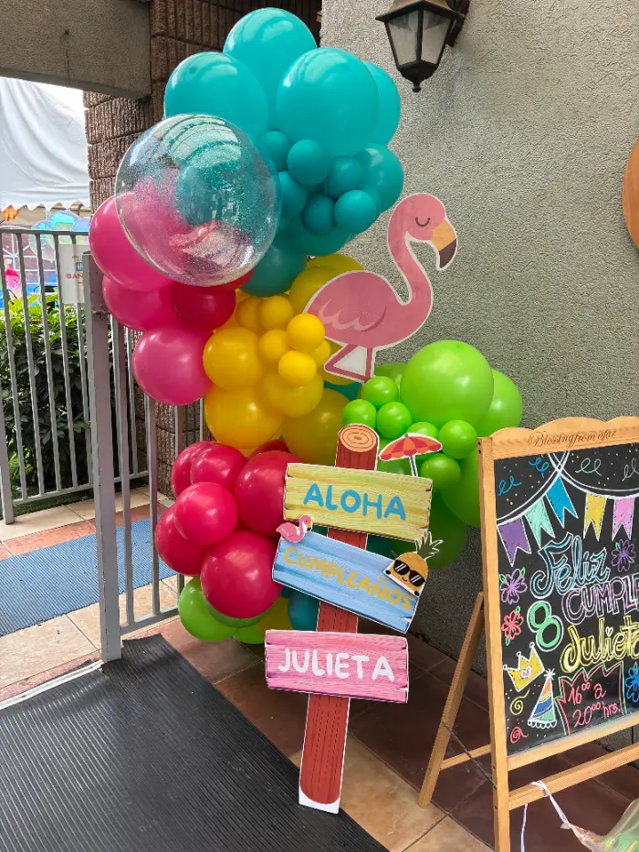 Ambientación tropical Hawaii con globos y flores