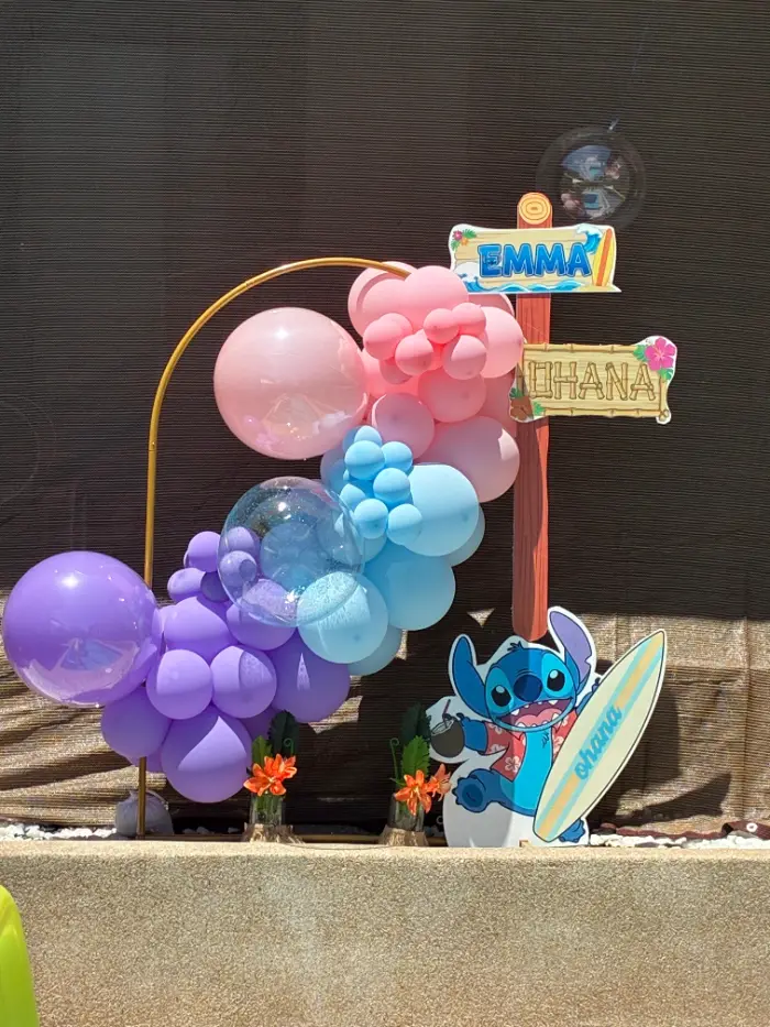 Cumpleaños temática Lilo & Stitch con globos azules y turquesa
