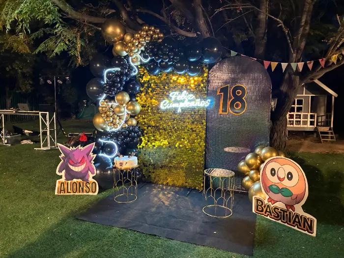 Cumpleaños temática Pokémon con arco de globos amarillo y rojo