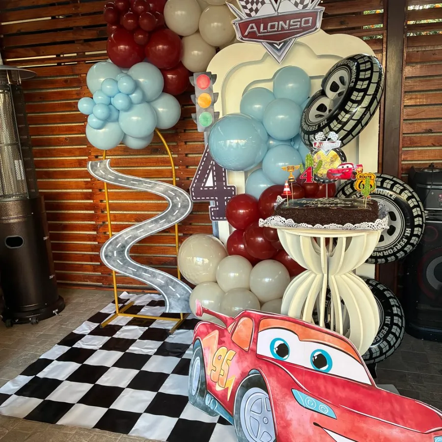 Cumpleaños de Alonso, 4 años, temática Cars con arco de globos y pastel personalizado