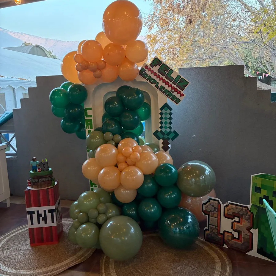 Cumpleaños 13 años temática Minecraft con arco de globos verde y naranjo